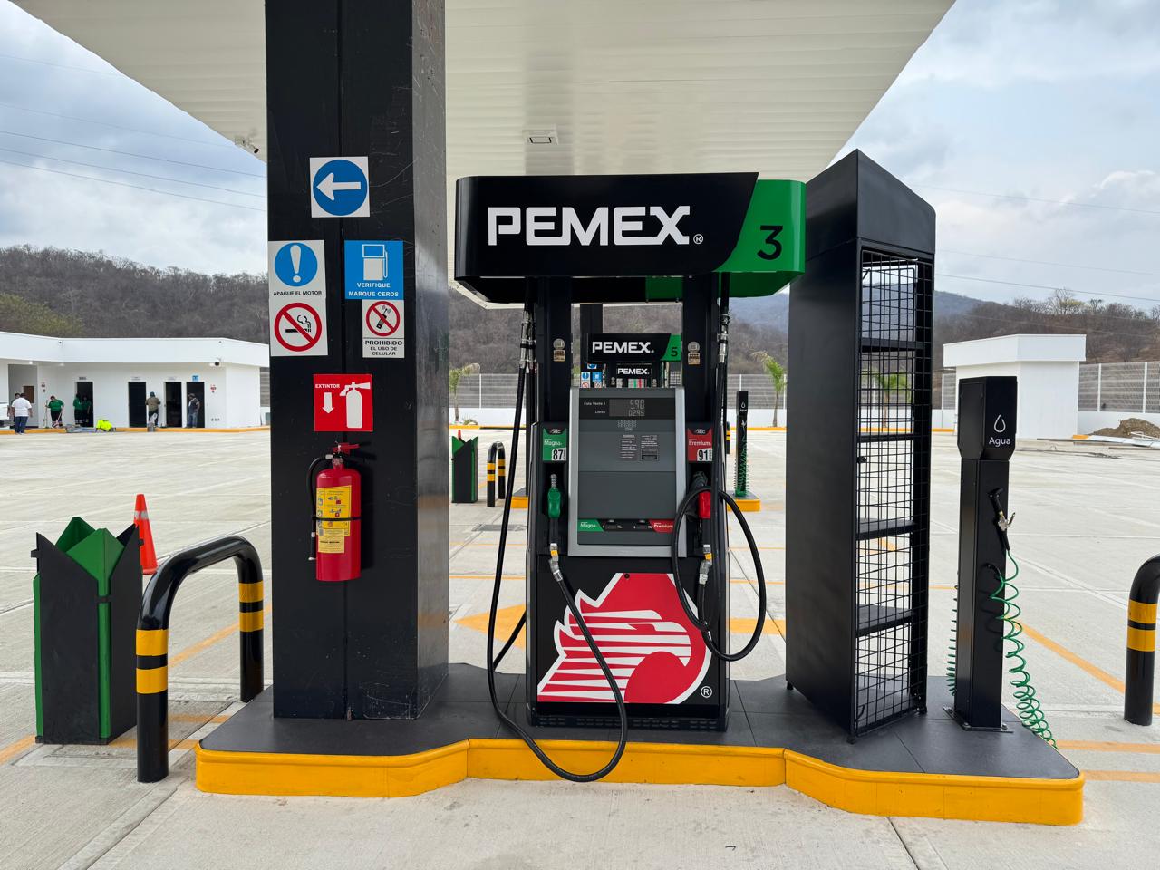 Dispensador PEMEX con Magna 87 y Premium 91
